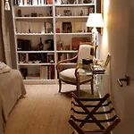 Boheme Chic: Airport-proximate With Free Parking Bed & Breakfast 3*