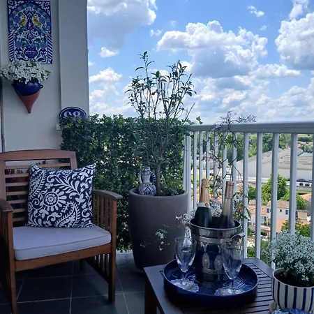 Boheme Chic: Airport-proximate With Free Parking 4*