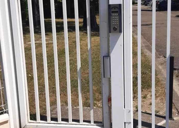 Boheme Chic: Airport-proximate With Free Parking 4*